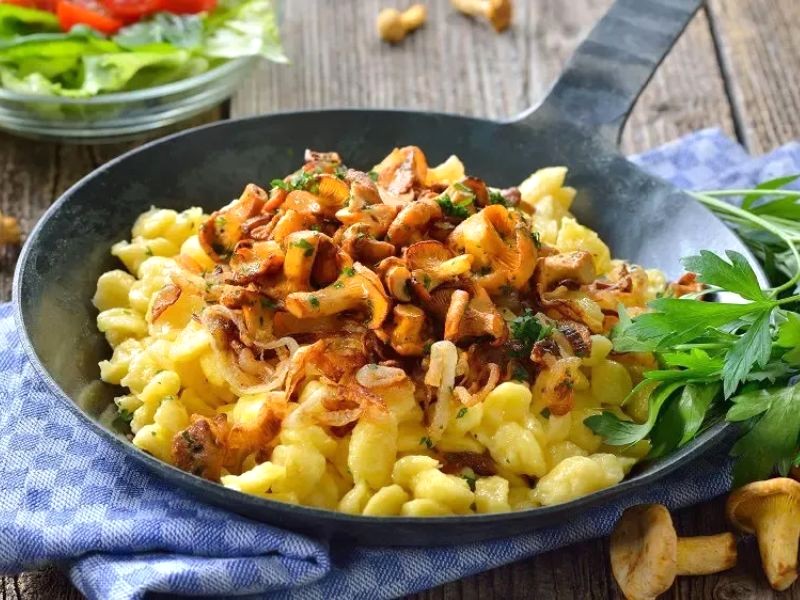 Käsespätzle: Mì Spätzle mềm mại quyện phô mai tan chảy.