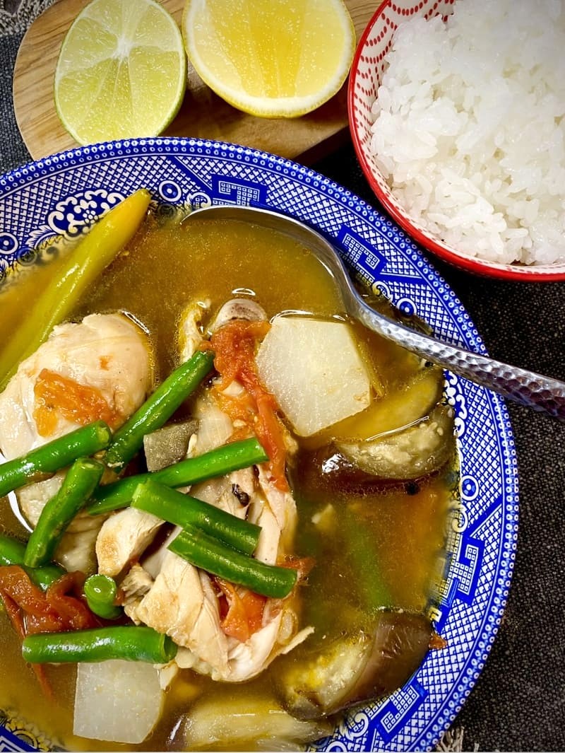 Sinigang ngon với cơm hoặc ăn riêng.