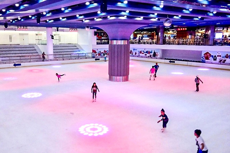 Sân trượt băng Vincom Ice Rink tại Landmark 81 hiện là sân trượt băng lớn nhất Việt Nam.