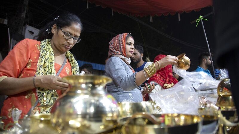 Dhanteras, ngày đầu tiên của lễ hội Diwali kéo dài 5 ngày, được cho là mang lại sự giàu có và cơ hội làm giàu. (Ảnh: AP/Bhumika Saraswati)