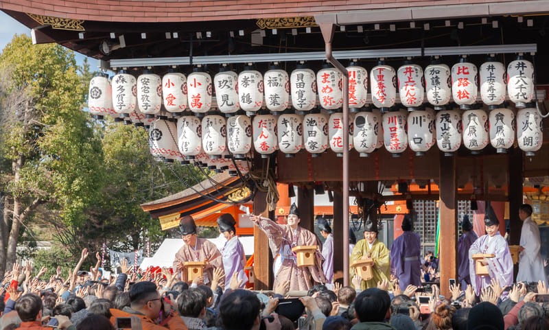 Setsubun: Ngày ném đậu truyền thống.