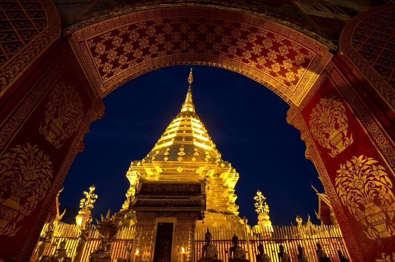 Chùa Wat Phrathat Doi Suthep cách trung tâm Chiang Mai 15km.