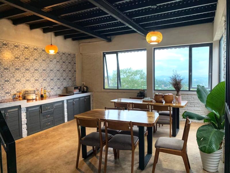 Homestay kiến trúc mở, gam màu trung tính, mang đến cảm giác thư giãn.