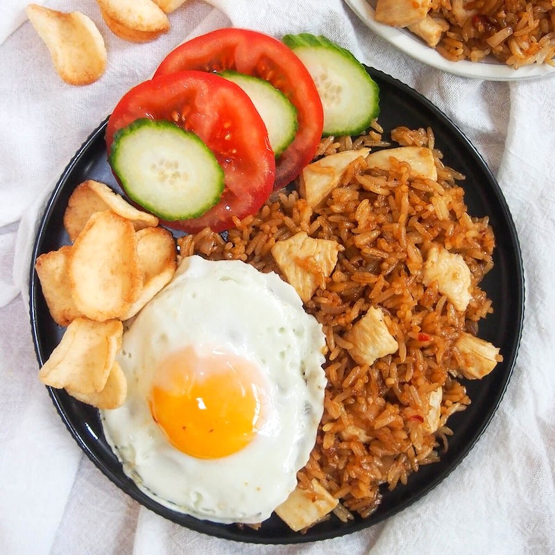 Nasi Goreng phổ biến nhất thường kết hợp gà, tôm, cà rốt, hành tây, tạo nên hương vị hài hòa.