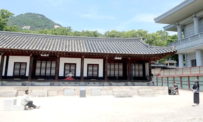 Sau khi Joseon chiếm đóng, Nhà Xanh trở thành khu vườn phía sau Cung điện Cảnh Phúc (Gyeongbokgung), được xây dựng sau đó.