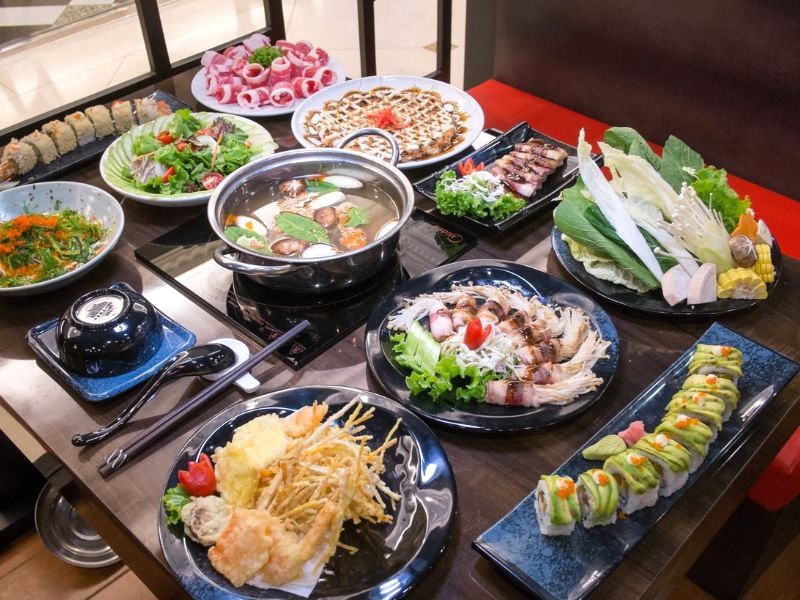 Mâm cơm thịnh soạn, đầy ắp món ngon từ bàn tay tài hoa của các đầu bếp. (Hotto Hotpot Japanese Restaurant)