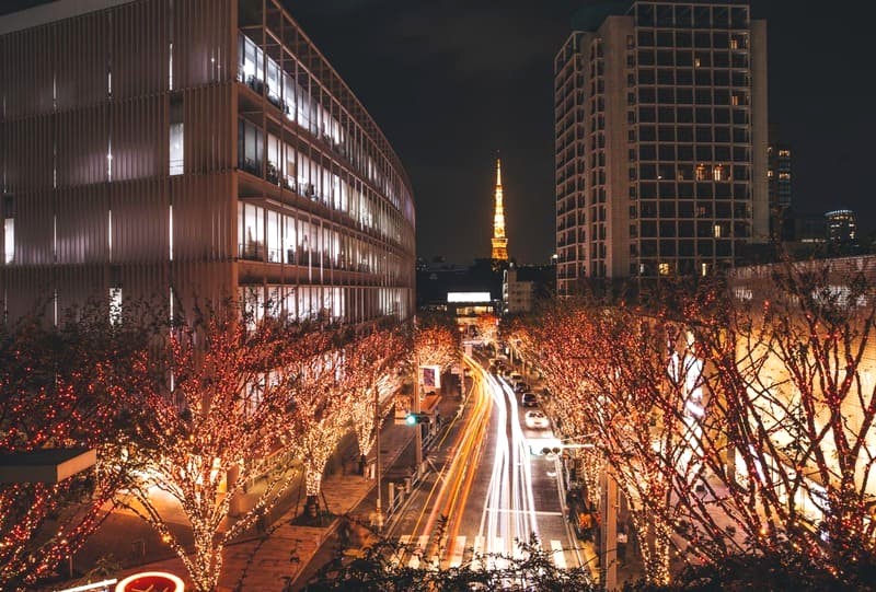 Từ Haneda, đi tàu điện ngầm hoặc xe buýt đến Roppongi.