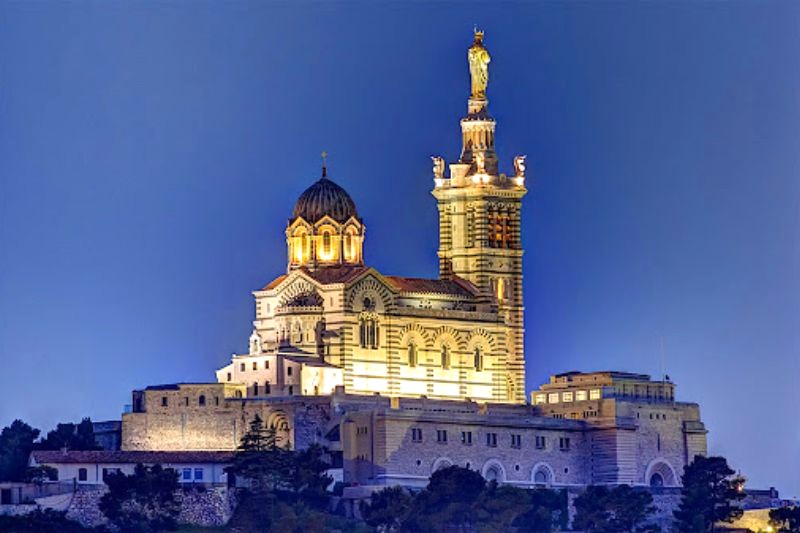 Nhà thờ Notre-Dame de la Garde, tọa lạc trên đỉnh đồi 162m.