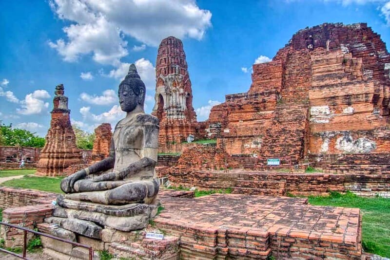 Tham quan Wat Mahathat, hãy đến cố đô Ayutthaya.