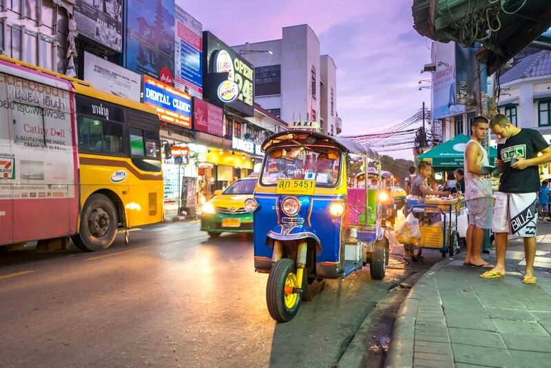 Tuk-tuk chờ khách trên đường Khao San. (Ảnh: UKRID/Shutterstock)