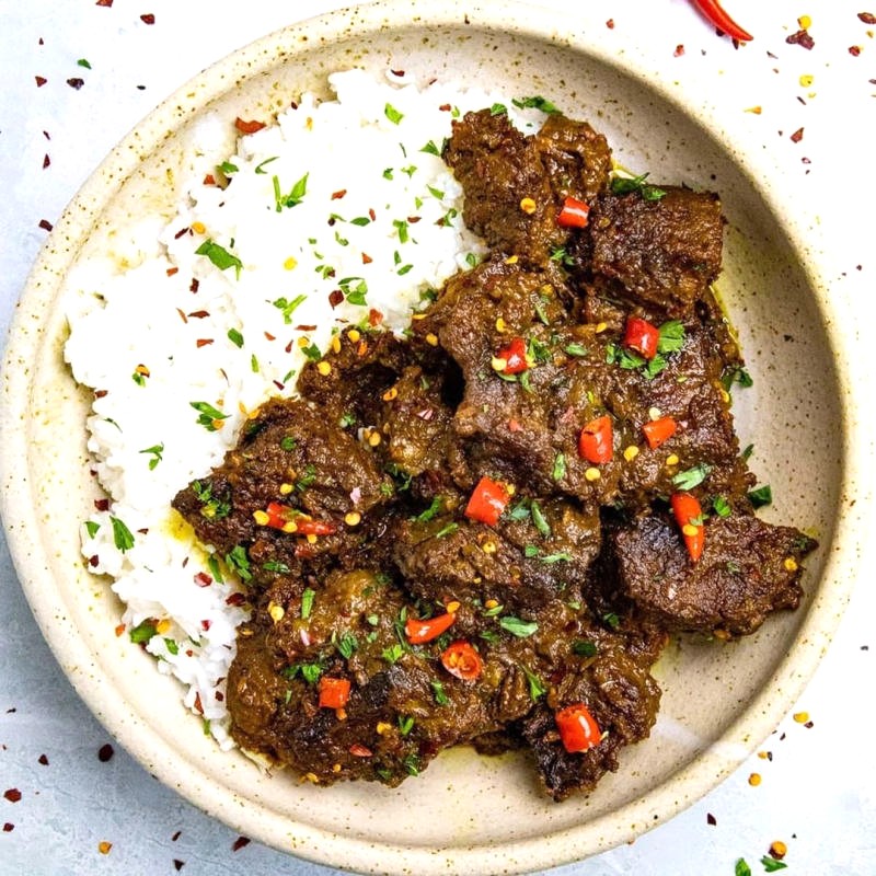 Bò Rendang ninh nhừ, mềm tan, đậm đà hương vị.