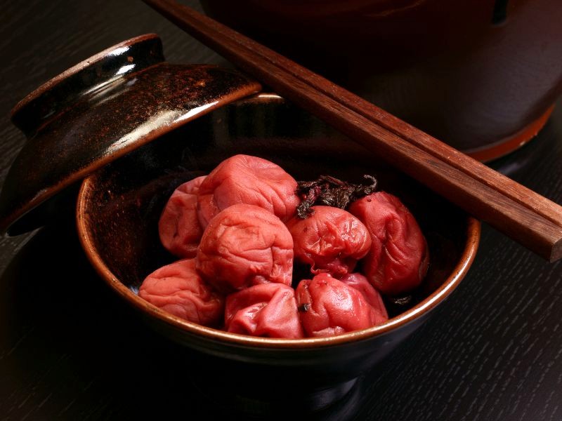 Umeboshi: Mặn, chua, hấp dẫn. (Ảnh: Promo_Link)