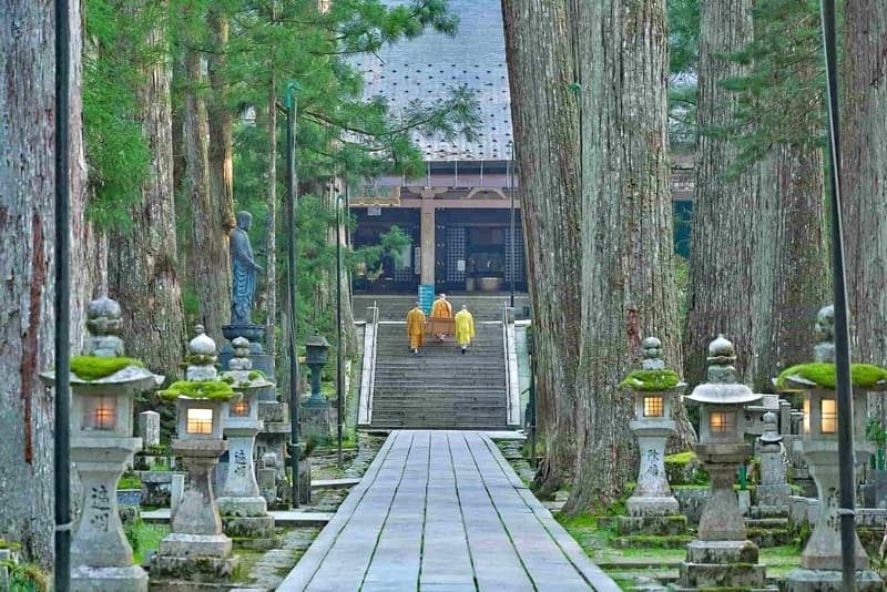 Koyasan, vùng đất linh thiêng của Phật giáo Nhật Bản, được thành lập bởi nhà sư Kukai, người sáng lập phái Shingon.