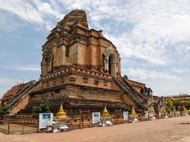 Wat Chedi Luang chào đón bạn bằng vẻ đẹp lộng lẫy, cổ kính ngay từ bước chân đầu tiên.