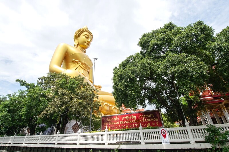 Ghé thăm chùa lúc sáng sớm để tránh đông đúc.