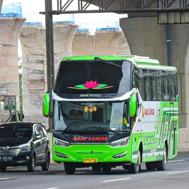 Yogyakarta có hệ thống xe bus phát triển, thuận tiện cho việc di chuyển khắp thành phố.