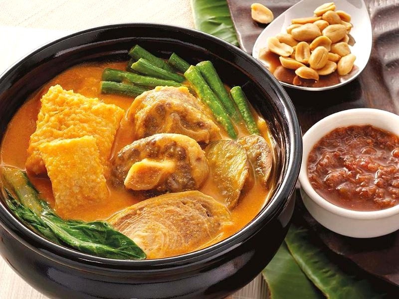 Kare-kare: béo ngậy, ngọt ngào, hài hòa.