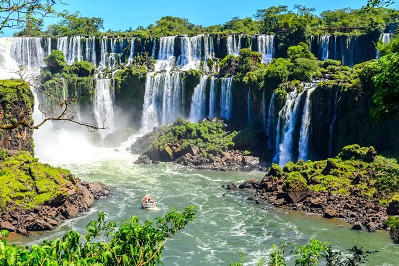 Iguazu: Nước đổ cuồn cuộn.