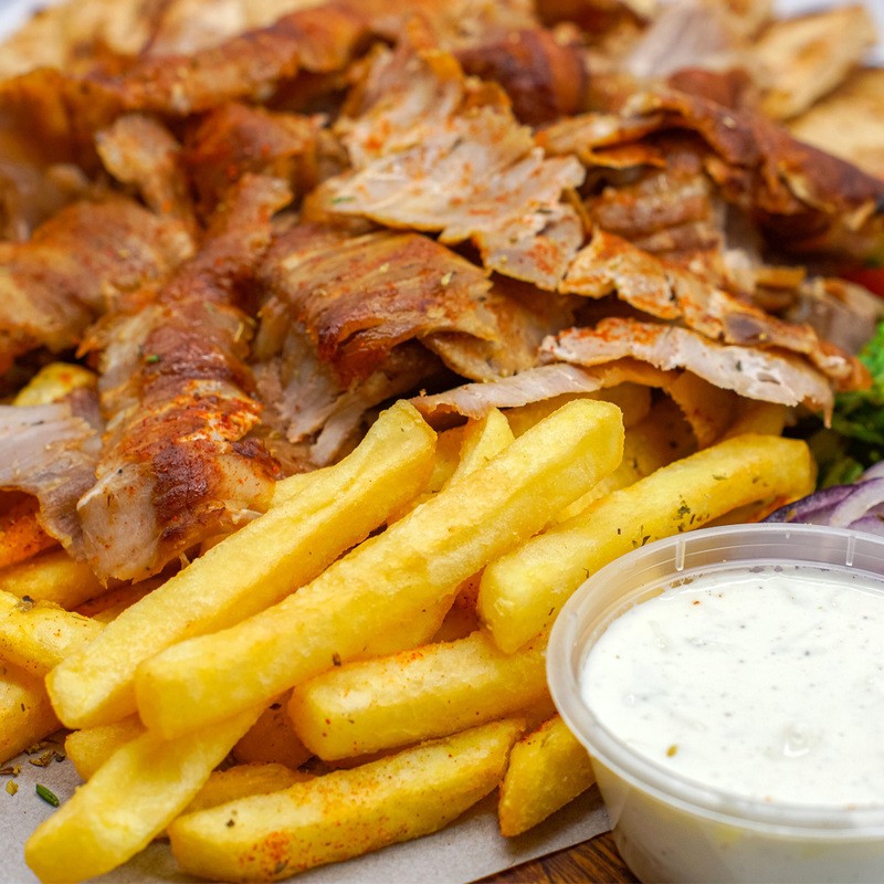 Doner Kebab Hy Lạp thường ăn kèm khoai tây chiên.