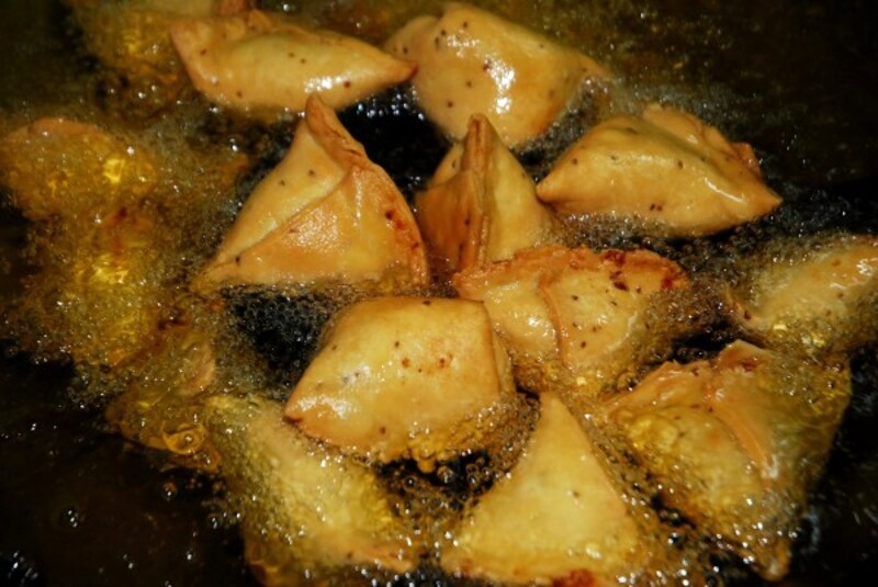 Chiên Samosa vàng giòn.