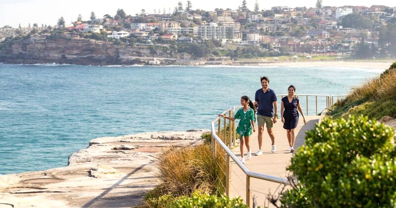 Con đường ven biển Bondi-Coogee dài 6km, mất 2-3 giờ đi bộ.