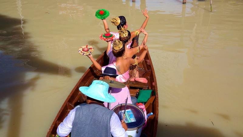 Nơi đây, bạn sẽ được thưởng thức các chương trình biểu diễn văn hóa độc đáo.