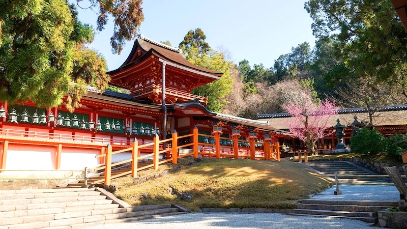 Nằm yên bình dưới chân dãy Mifuta linh thiêng, Đền Kasuga Taisha nổi bật với tông màu đỏ rực rỡ và hơn 2.000 cột đèn đá dẫn vào chánh điện, giữa khung cảnh núi rừng hùng vĩ.