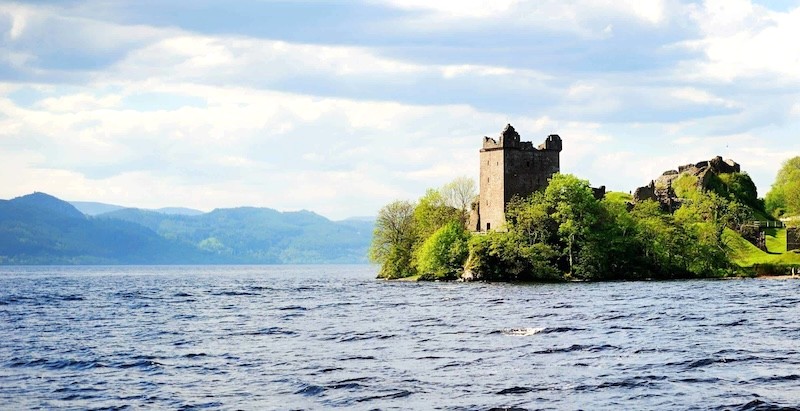 Hồ Loch Ness, điểm du lịch thu hút ở Scotland.