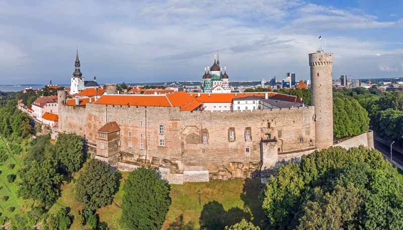 Lâu đài Toompea nguy nga trên đồi, kiến trúc như pháo đài.