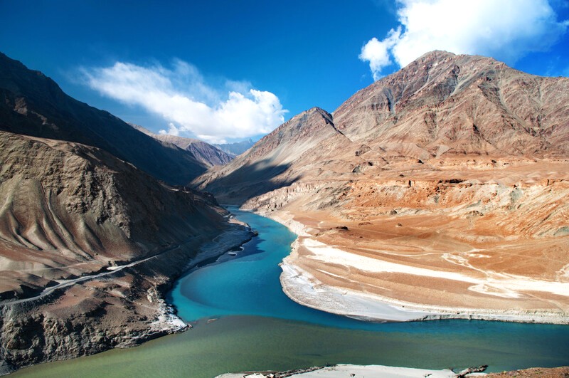 Ladakh, được mệnh danh là Tiểu Tây Tạng, là thiên đường của núi Himalaya hùng vĩ, hồ nước trong veo và nền văn hóa độc đáo.