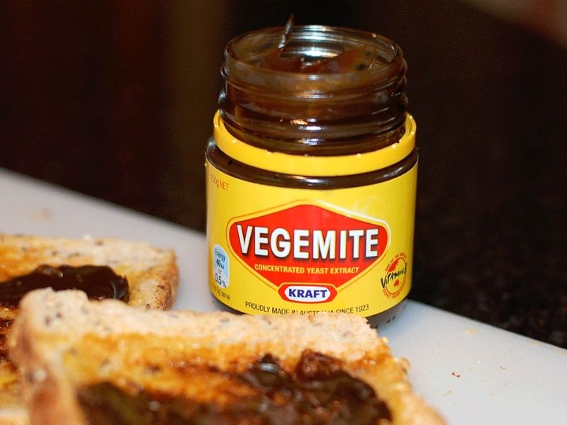 Bơ Vegemite, món ăn khoái khẩu trên bánh mì sandwich.