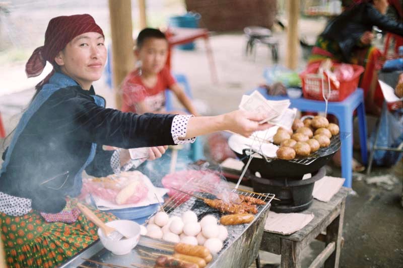 Chợ phiên: Nơi thưởng thức đặc sản địa phương.