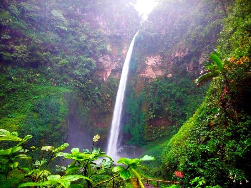 Thác Cobana Pelangi, gần Malang, là một trong những thác nước đẹp nhất Indonesia.