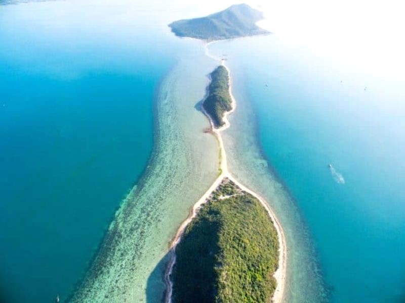 Thư giãn trong làn nước trong veo tại vịnh Vân Phong, Nha Trang.