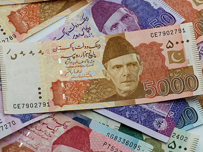 Chuẩn bị USD trước khi đến Pakistan.