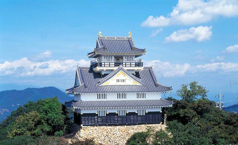 Lâu đài Gifu, ban đầu là Inabayama-jo, tọa lạc trên đỉnh núi Kinka (338m) ở tỉnh Gifu, Nhật Bản.