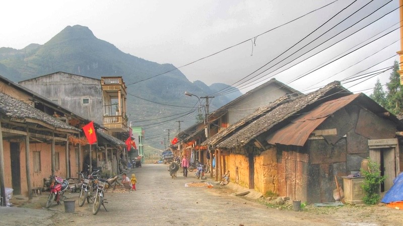 Phó Bảng yên bình với những ngôi nhà trình tường nép sát.