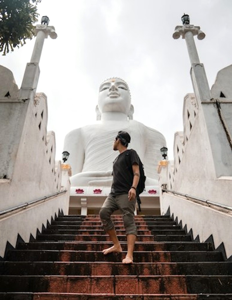 Tượng Phật uy nghi trên đỉnh Bhairawa Kanda, dõi theo dòng chảy thời gian.