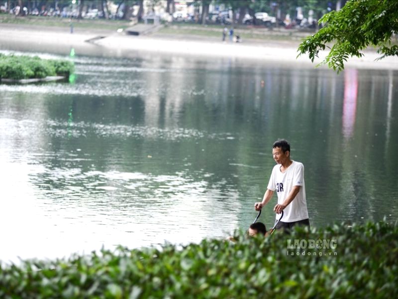 Hít thở không khí trong lành, ngắm Hồ Thiên Quang đẹp.