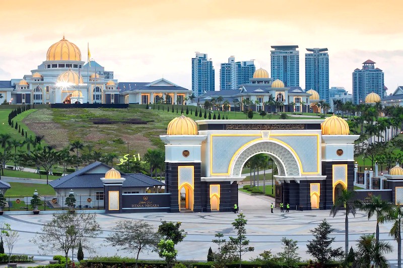 Cổng tráng lệ dẫn vào Istana Negara.