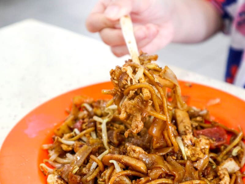 Char Kway Teow Singapore, món ăn đường phố phổ biến, thường được người địa phương thưởng thức vào bữa sáng.