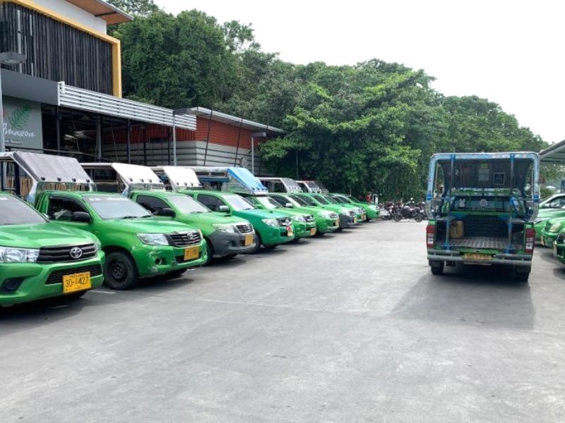 Nhanh nhất là đi taxi vào trung tâm đảo. (43 kí tự)