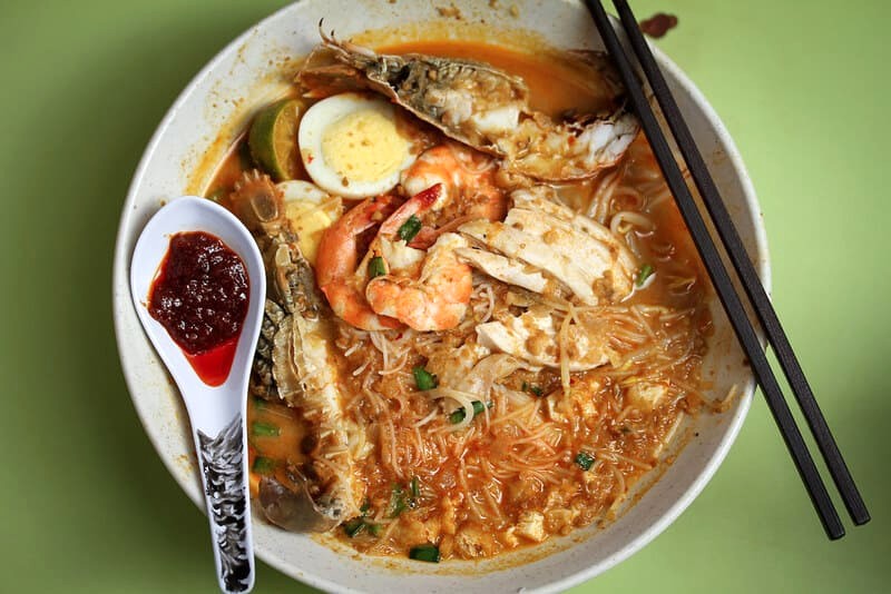 Sungei Road Trishaw Laksa: Món laksa ngon tuyệt vời với mì sợi và hải sản.