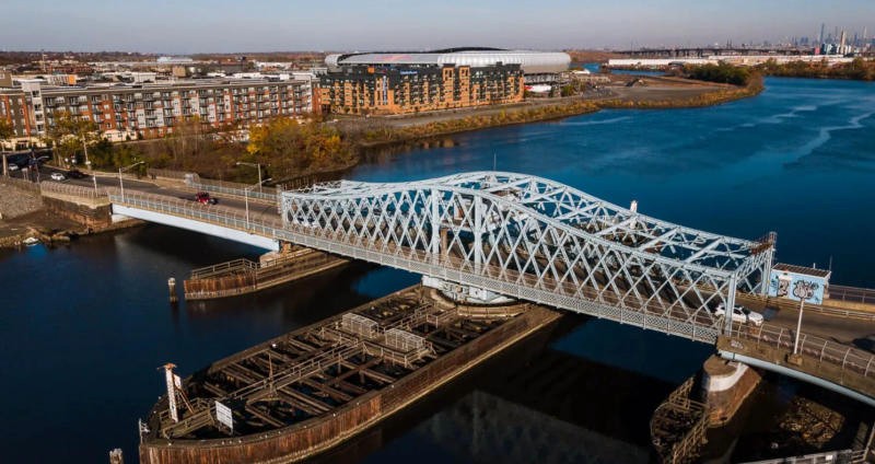 Cầu bộ hành Jackson Street Bridge, một tác phẩm nghệ thuật đường phố ấn tượng (ảnh: Sherman Cahal).