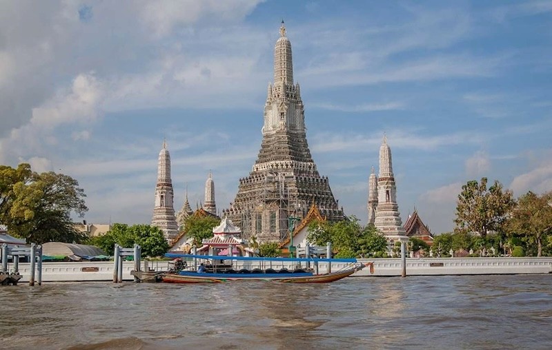 Nằm bên bờ tây sông Chao Phraya, Wat Arun còn được gọi là chùa Bình Minh.