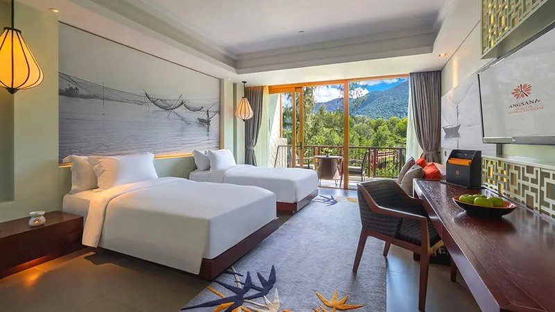 Phòng Garden Balcony Twin Grand trang nhã, hai giường đơn cao cấp, đậm nét Việt.