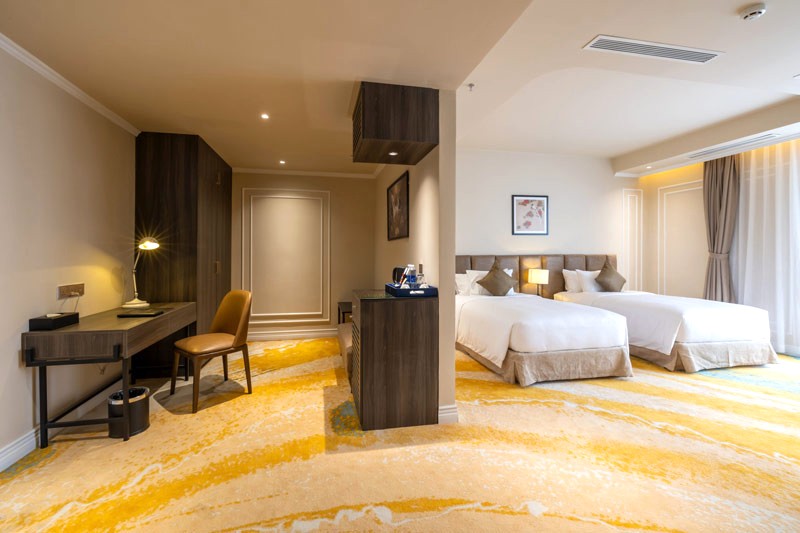 Phòng Premier Room rộng rãi, kiến trúc cổ điển.