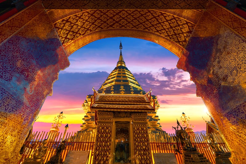 Chùa Wat Phrathat Doi Suthep đẹp nhất vào 2 thời điểm: