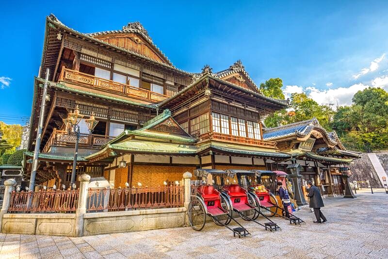 Dogo Onsen, với lịch sử 3.000 năm, là một trong những khu nghỉ dưỡng onsen lâu đời nhất và nổi tiếng nhất Nhật Bản. (Ảnh: Sean Pavone/Getty Images)