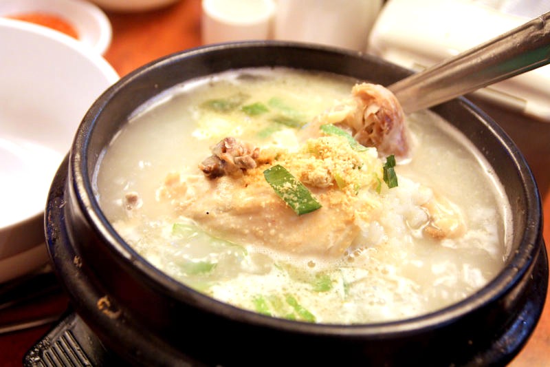 Samgyetang nóng hổi, phục vụ trong nồi đất ttukbaegi.